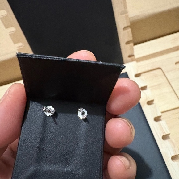 Pearl silver tone stud earrings - Picture 4 of 4